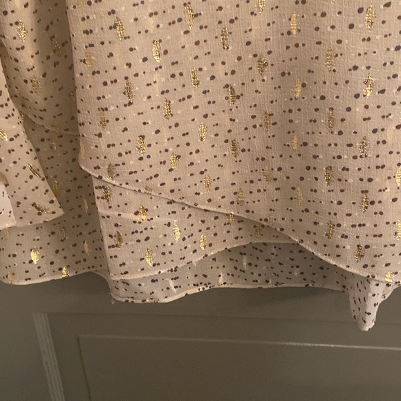 Vince Camuto Gorgeous Vneck Blouse. NWT. Size L - Picture 10 of 10